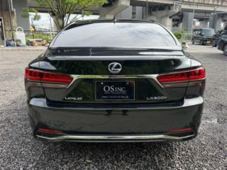 2021 LEXUS LS 500h Executive photo 3