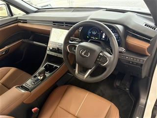2025 LEXUS LBX Relax ★ One owner, non-smoking car, navigation, BSM photo 3