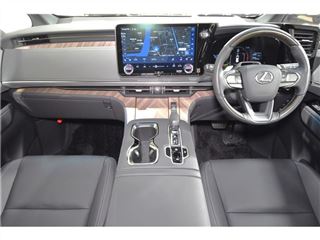 2024 LEXUS LM 500h Executive photo 3