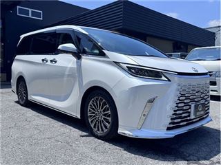 2025 LEXUS LM LM500h Version L 4WD photo 4