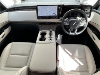 2024 LEXUS LM 500h Version L 4WD photo 2
