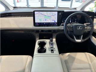 2025 LEXUS LM 500h Version L 4WD photo 3