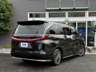 2025 LEXUS LM 500h Version L 4WD photo 2