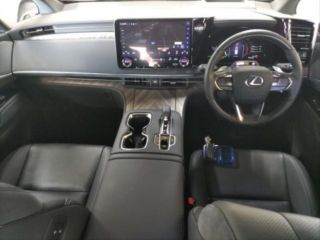 2025 LEXUS LM LM500h Version L photo 3