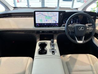2025 LEXUS LM LM500h Version L photo 3