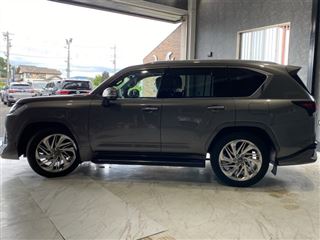 2022 LEXUS LX LX600 Executive / Modellista Aero / Rear Entertainment photo 5