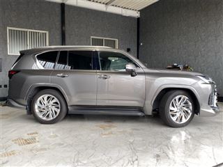 2022 LEXUS LX LX600 Executive / Modellista Aero / Rear Entertainment photo 4