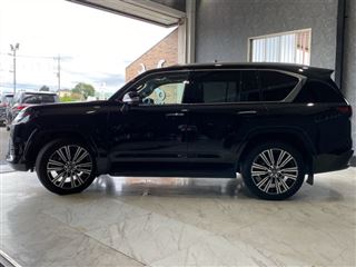 2023 LEXUS LX LX600 / COOLBOX / Mark Levinson / Rear Entertainment photo 5