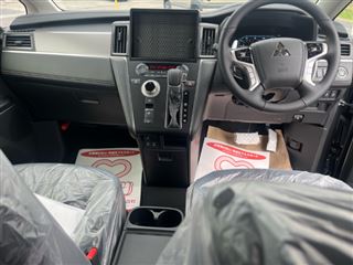 2026 MITSUBISHI DELICA D:5 P8 people photo 4