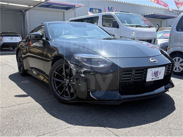 2022 NISSAN FAIRLADY Z Version ST, black and red seats, BOSE sound system, 19-inch alloy wheels, heated seats.