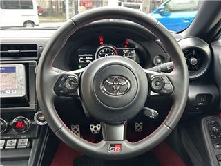 2025 TOYOTA GR86 RZ ★ 1 Owner ★ 6MT ★ Genuine 18-inch Alloy Wheels ★ Brembo Brake Calipers photo 3