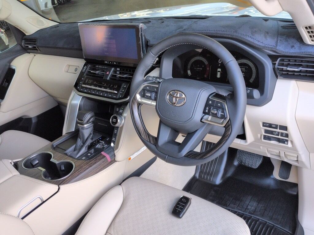 2025 TOYOTA LAND CRUISER ZX photo 3