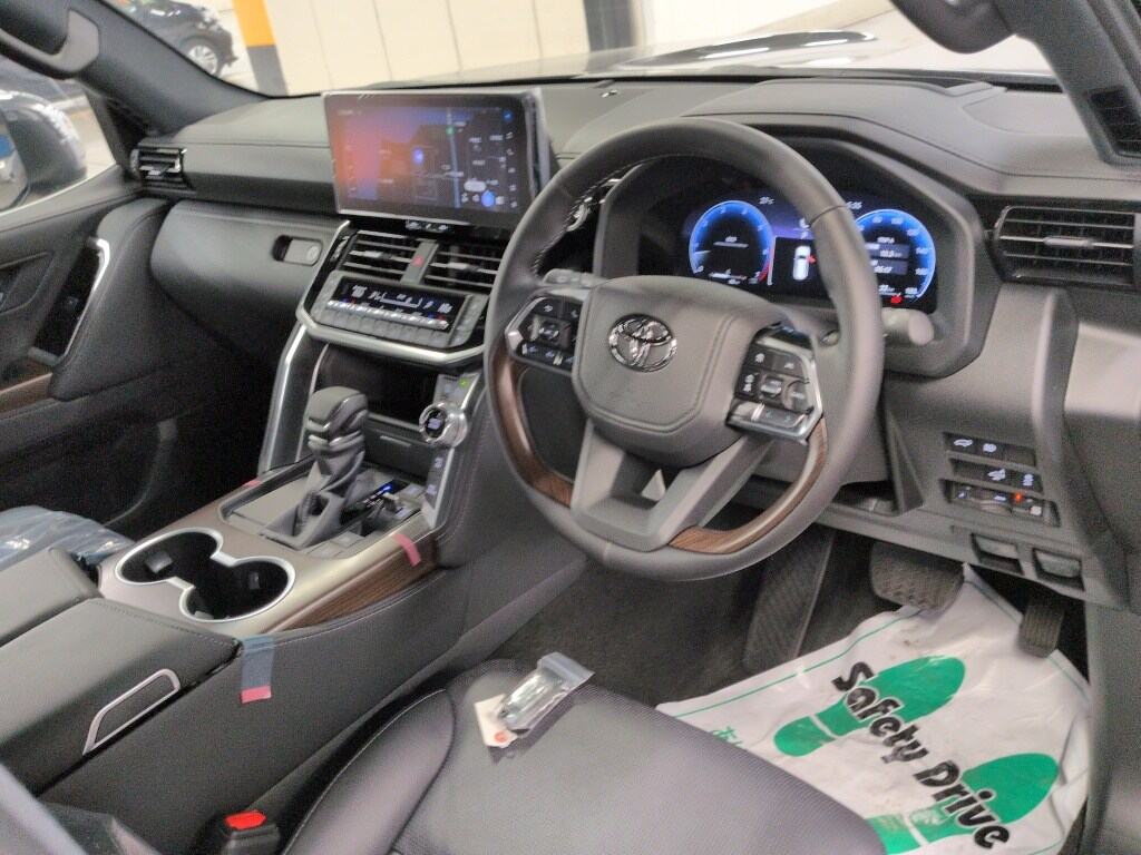 2025 TOYOTA LAND CRUISER VX photo 3
