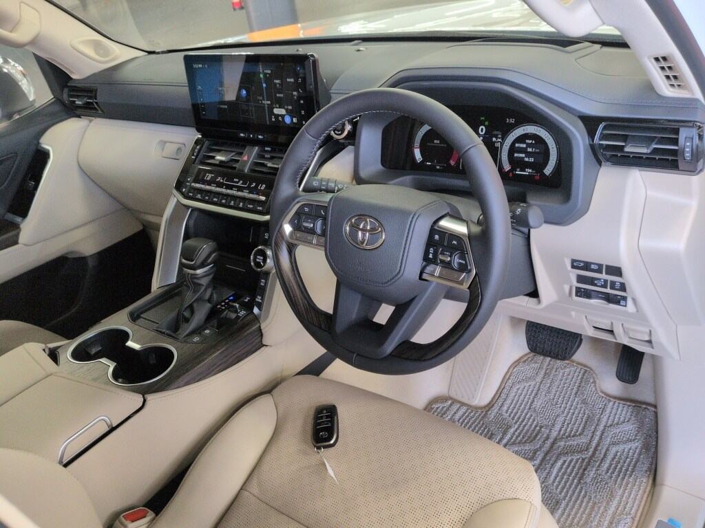 2025 TOYOTA LAND CRUISER ZX photo 3