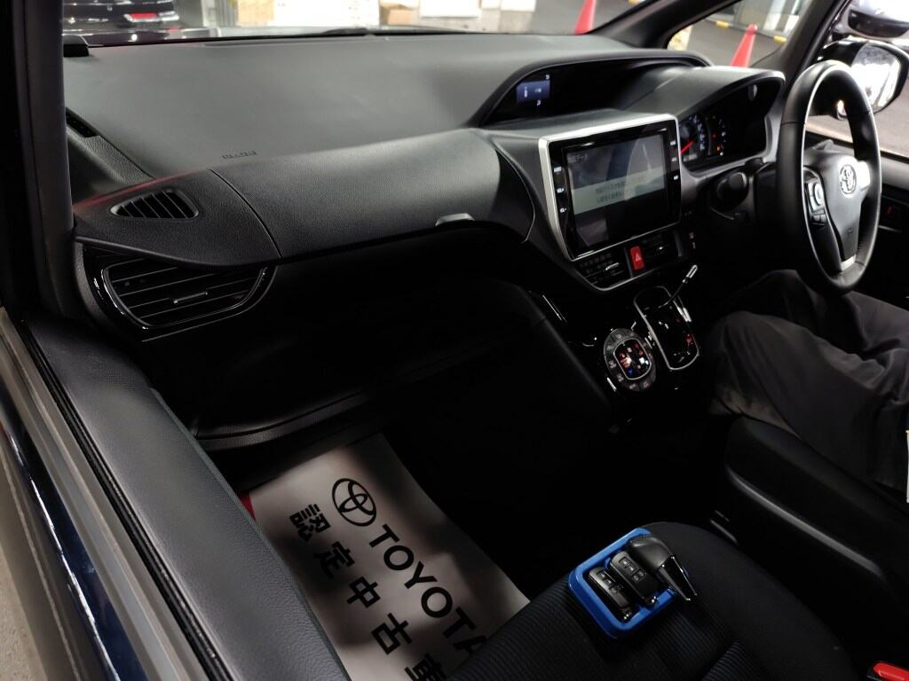 2021 TOYOTA VOXY ZS photo 3
